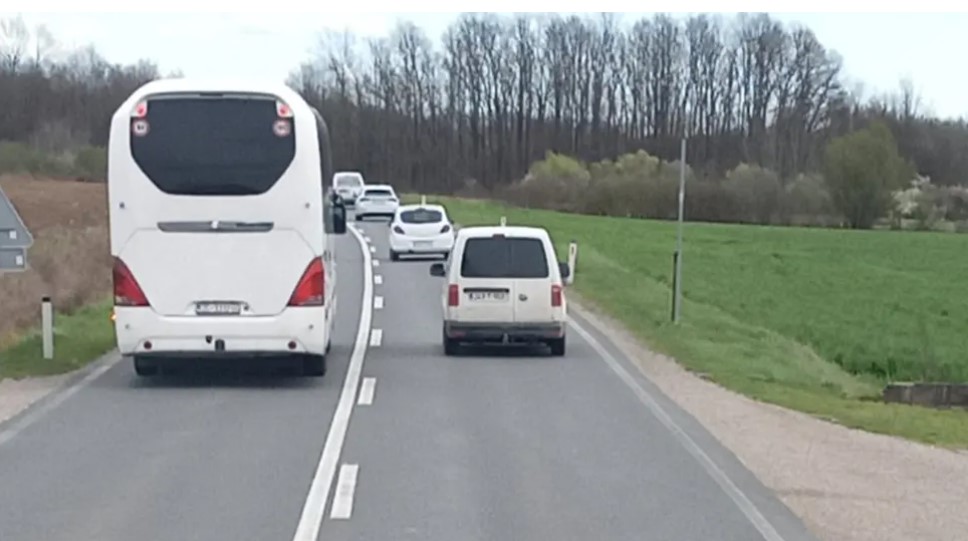 Vozač autobusa divljao kod Prijedora – prestiže kolonu