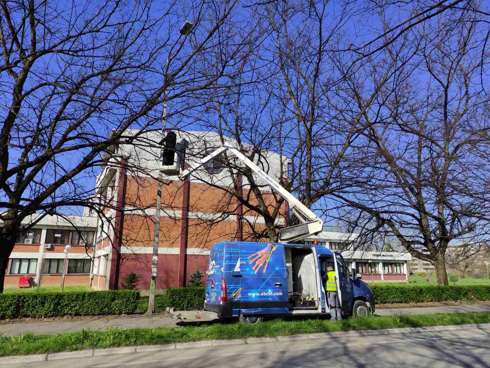 BANJALUKA: Sačuvan jedinstven drvored, omogućena bolja osvijetljenost