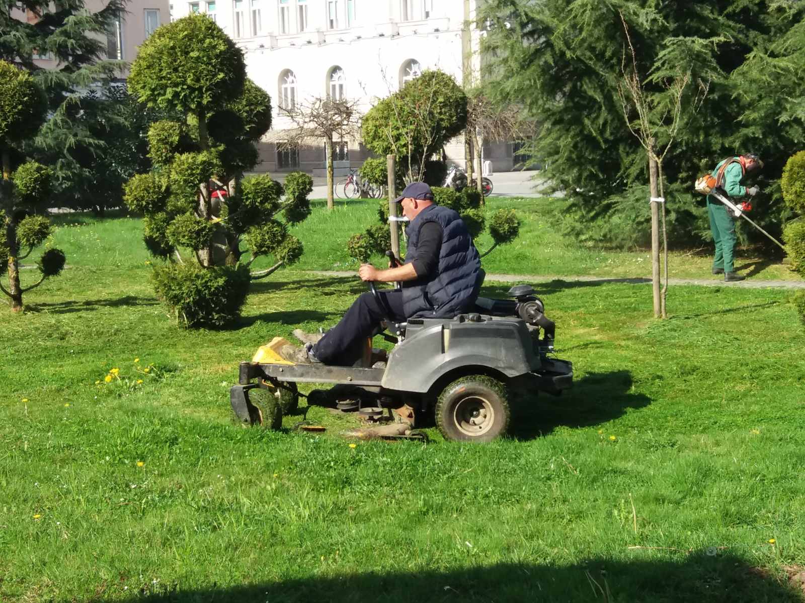 Intenzivirani radovi: Počelo košenje na području grada