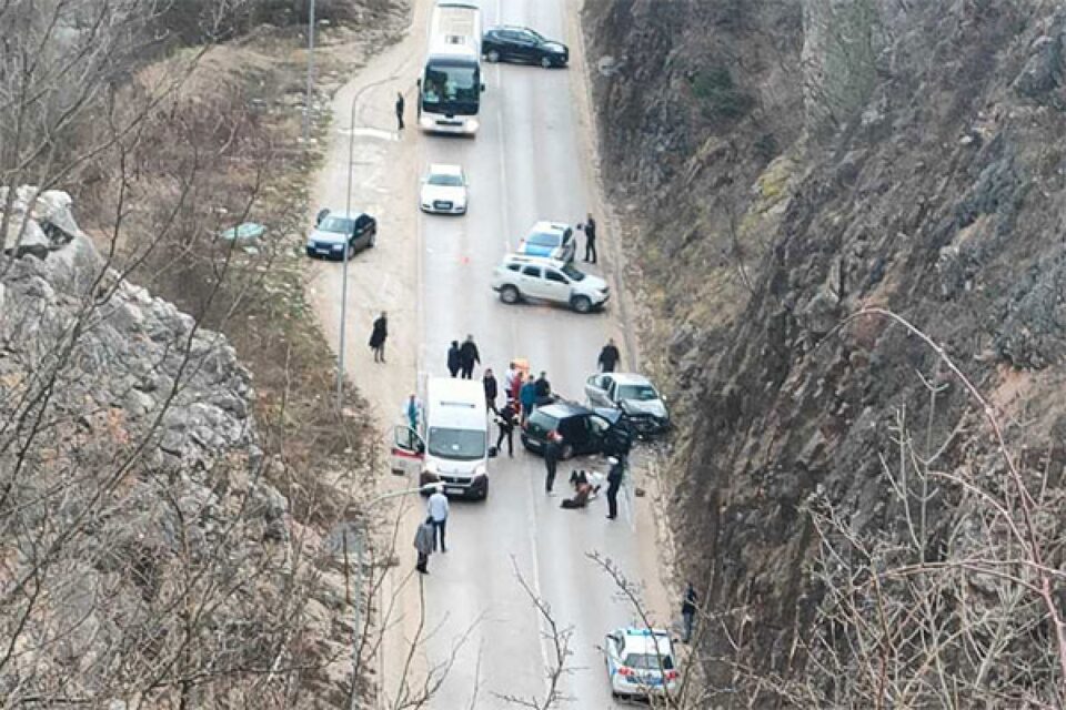 Teška nezgoda na putu Pale-Sarajevo: Više povrijeđenih, na terenu i vatrogasci