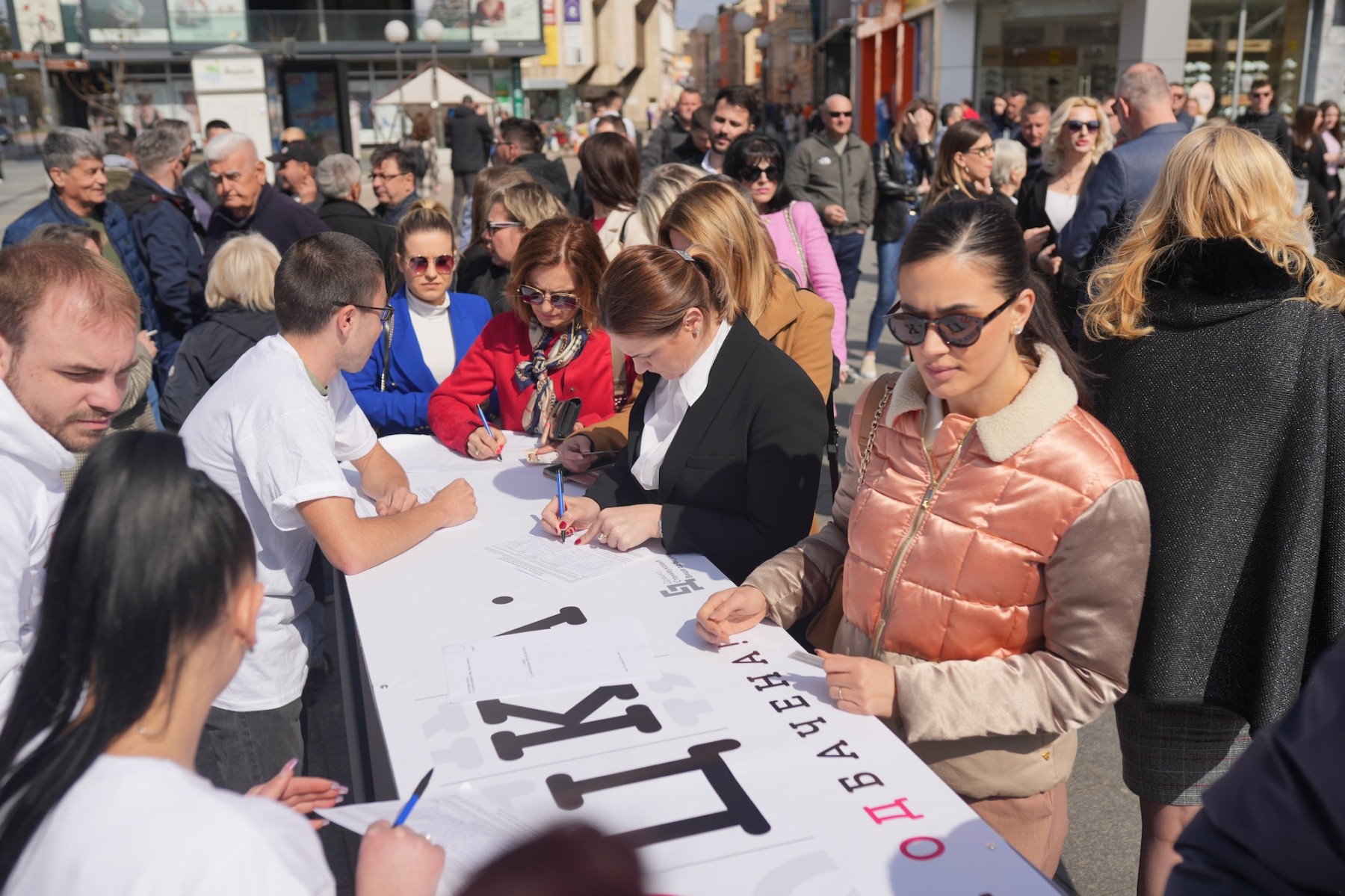 KOCKA JE (OD)BAČENA Veliko interesovanje za peticiju o zabrani rada kladionicama u blizini škola