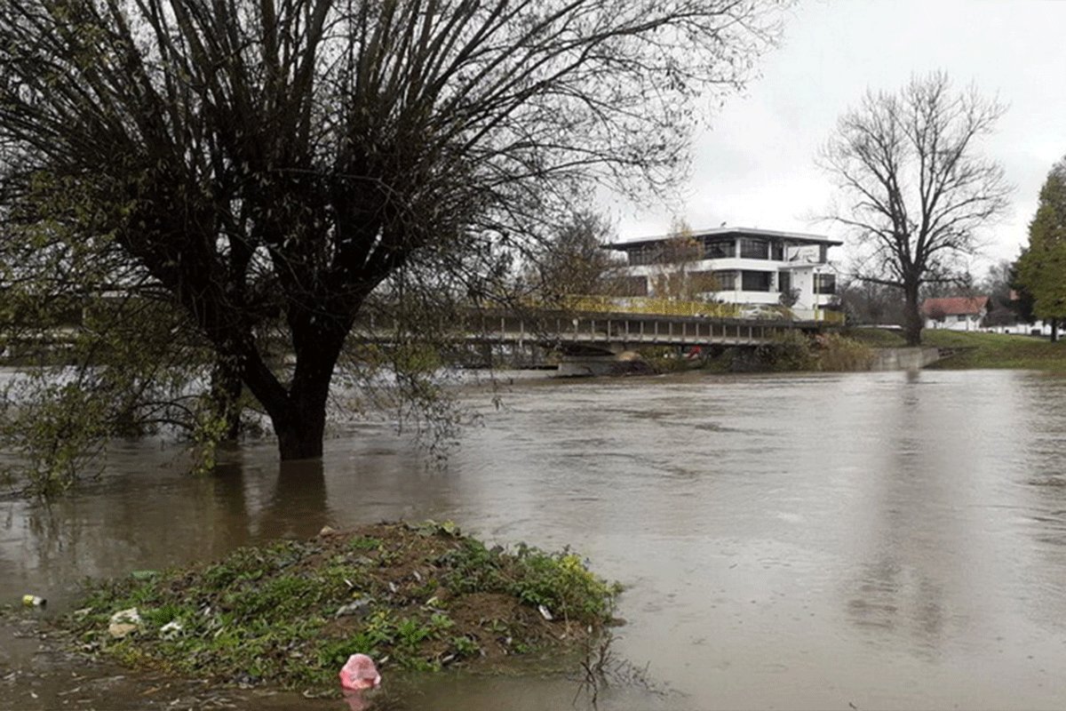 Sana se izlila u više prijedorskih naselja, mještani u strahu