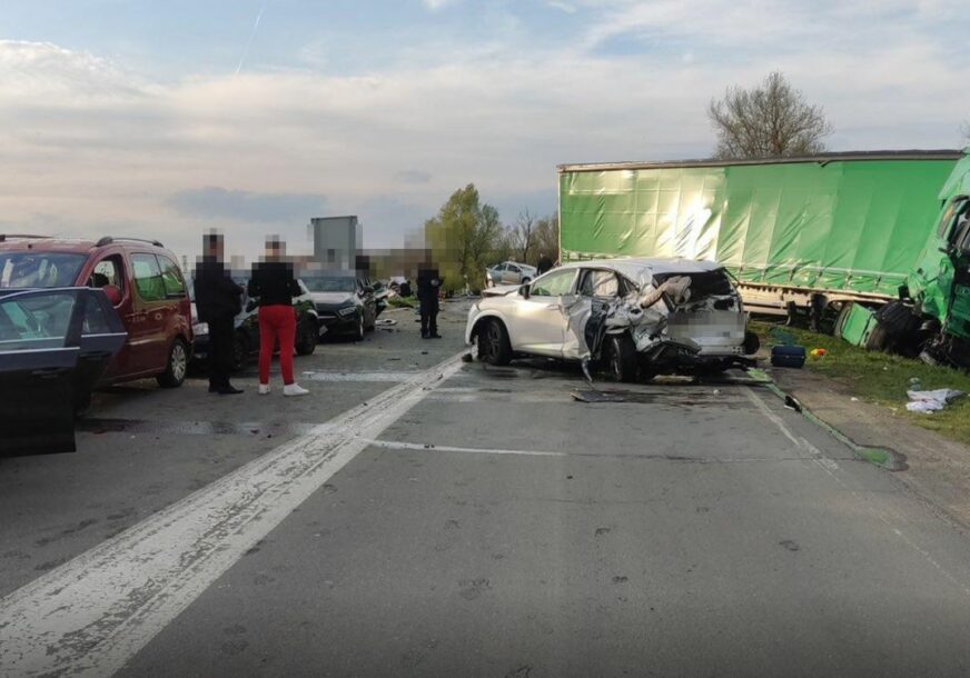 “Čuo se lom i prasak, a potom i JAUCI LJUDI” Porodica iz Sanskog Mosta preživjela horor kada se rumunski kamiondžija na granici Hrvatske i BiH ZABIO U 16 AUTOMOBILA