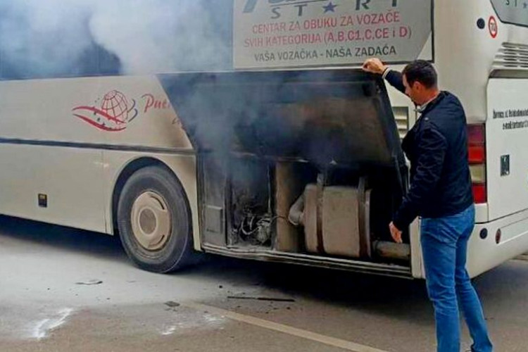 Zapalio se AUTOBUS SA PRVAČIĆIMA: Prevozio mališane iz Tuzle na ekskurziju