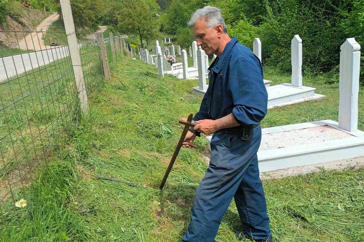 Održava muslimanska i pravoslavna groblja: “Nekad za sevap, a nekad za pare”