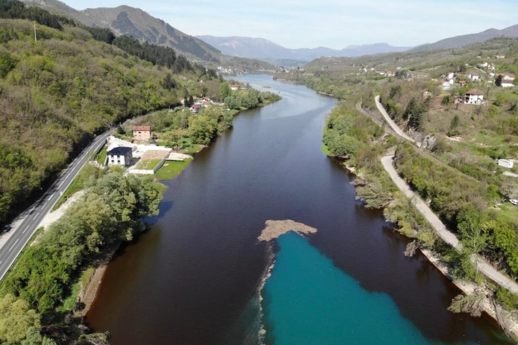 Poznato zašto je Jablaničko jezero dobilo ovu boju