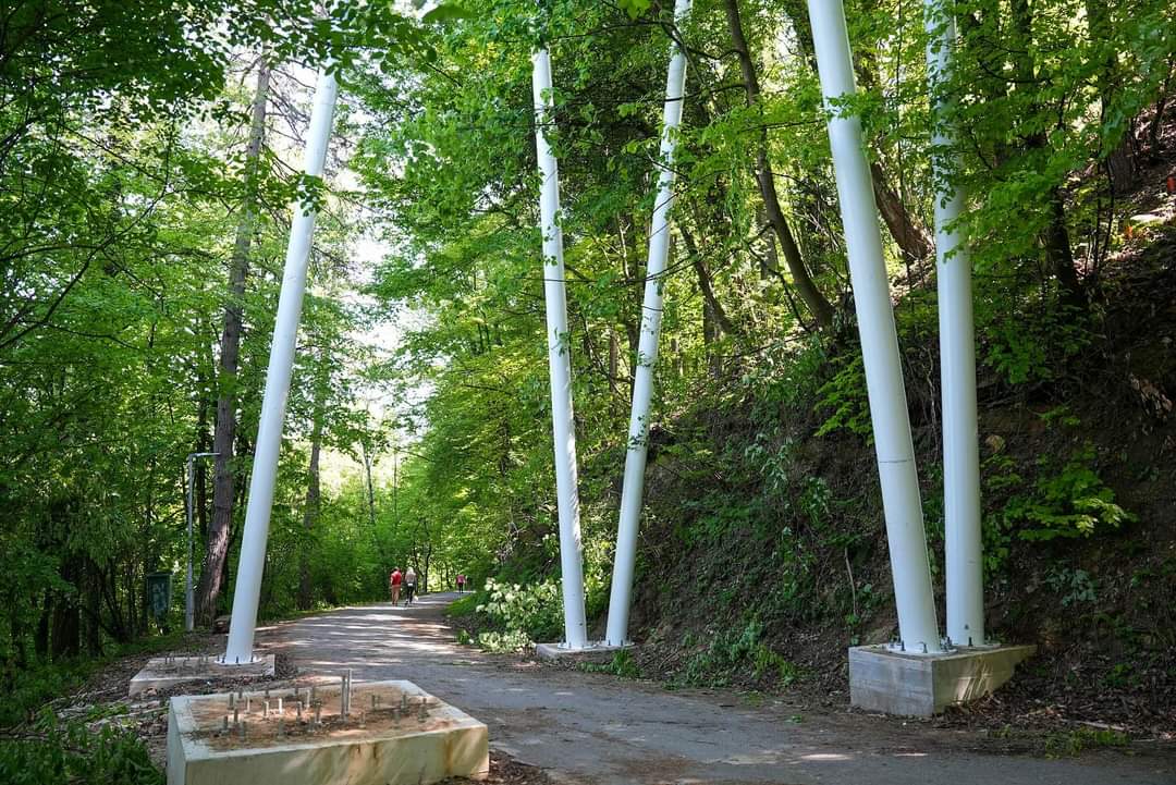 POGLED NA GRAD Počelo postavljanje čelične konstrukcije za prvi vidikovac na Banj brdu