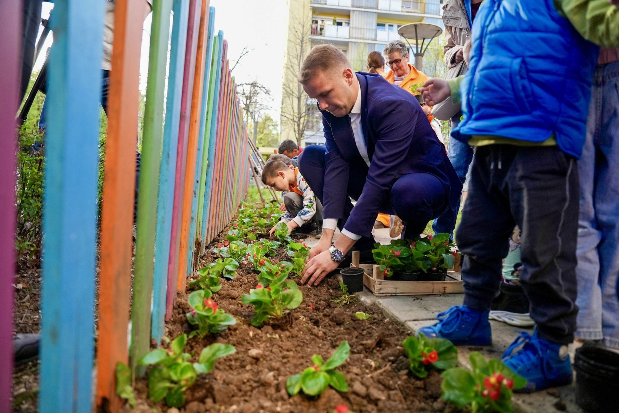 ZASUKALI RUKAVE I UŽIVALI Pogledajte kako su juče građani i gradonačelnik sadili cvijeće