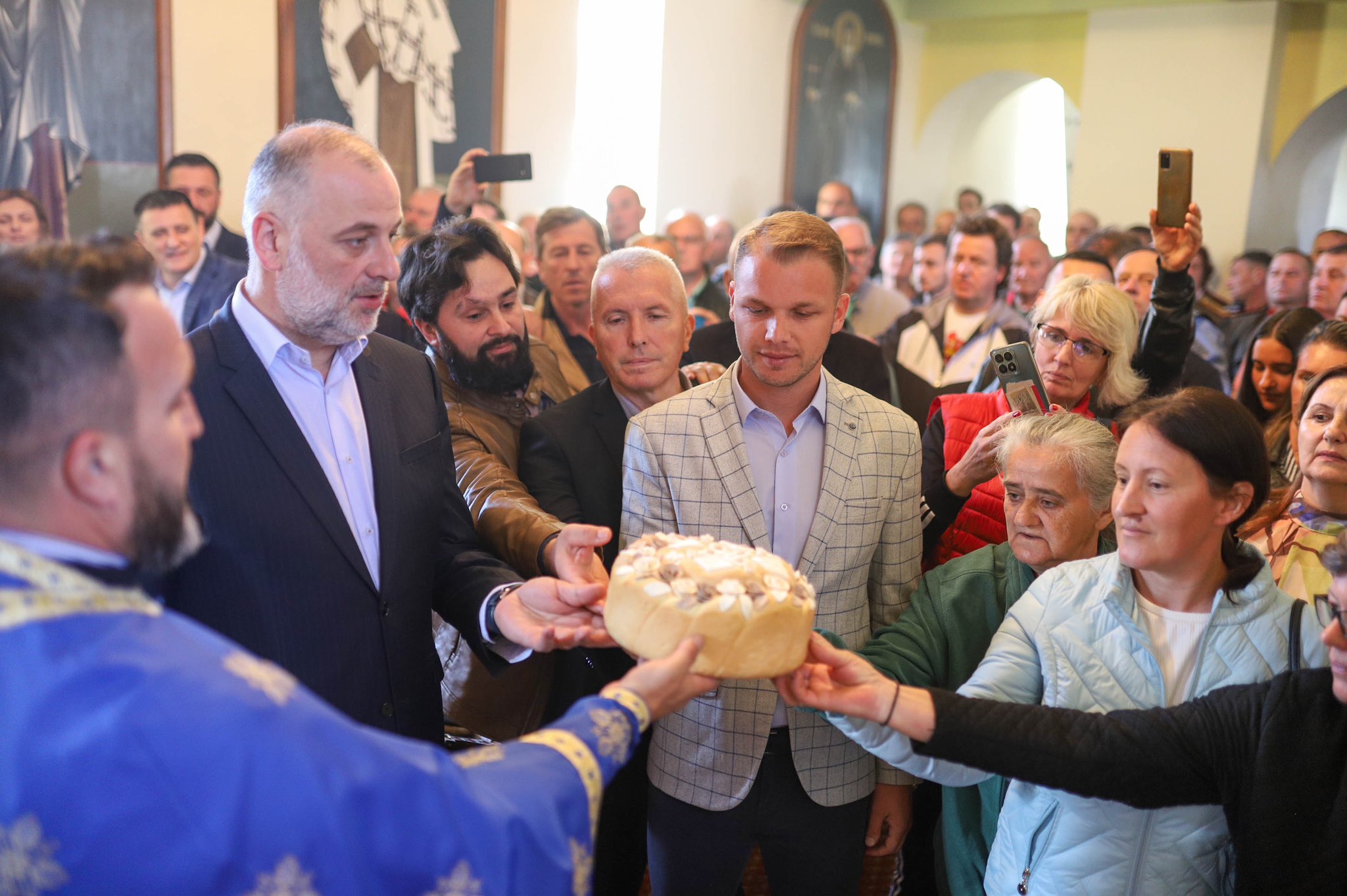 “Pripala mi je velika čast da budem kum slave” Stanivuković se družio sa mještanima u selu Šljivno