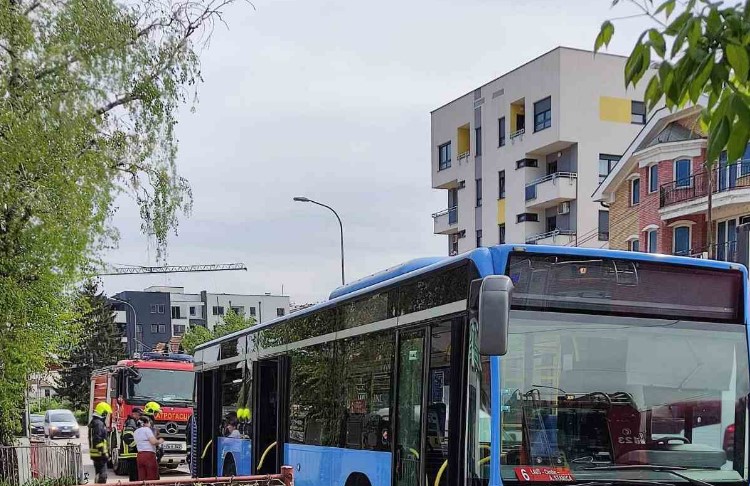 Dim istjerao putnike iz gradskog autobusa u Banjaluci (VIDEO)