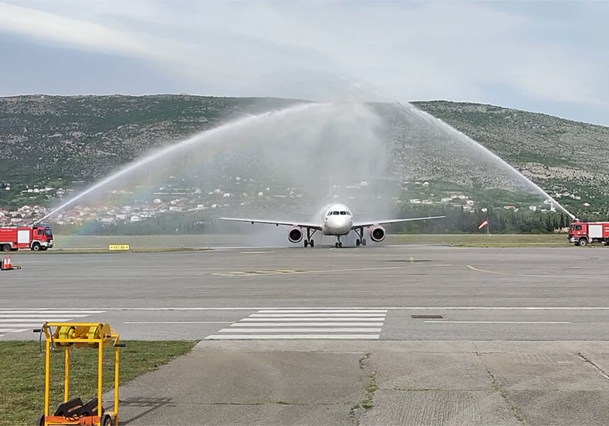 Prvi putnik Aleksandar Vučić: Uspostavljena redovna avio linija Beograd – Mostar (VIDEO)