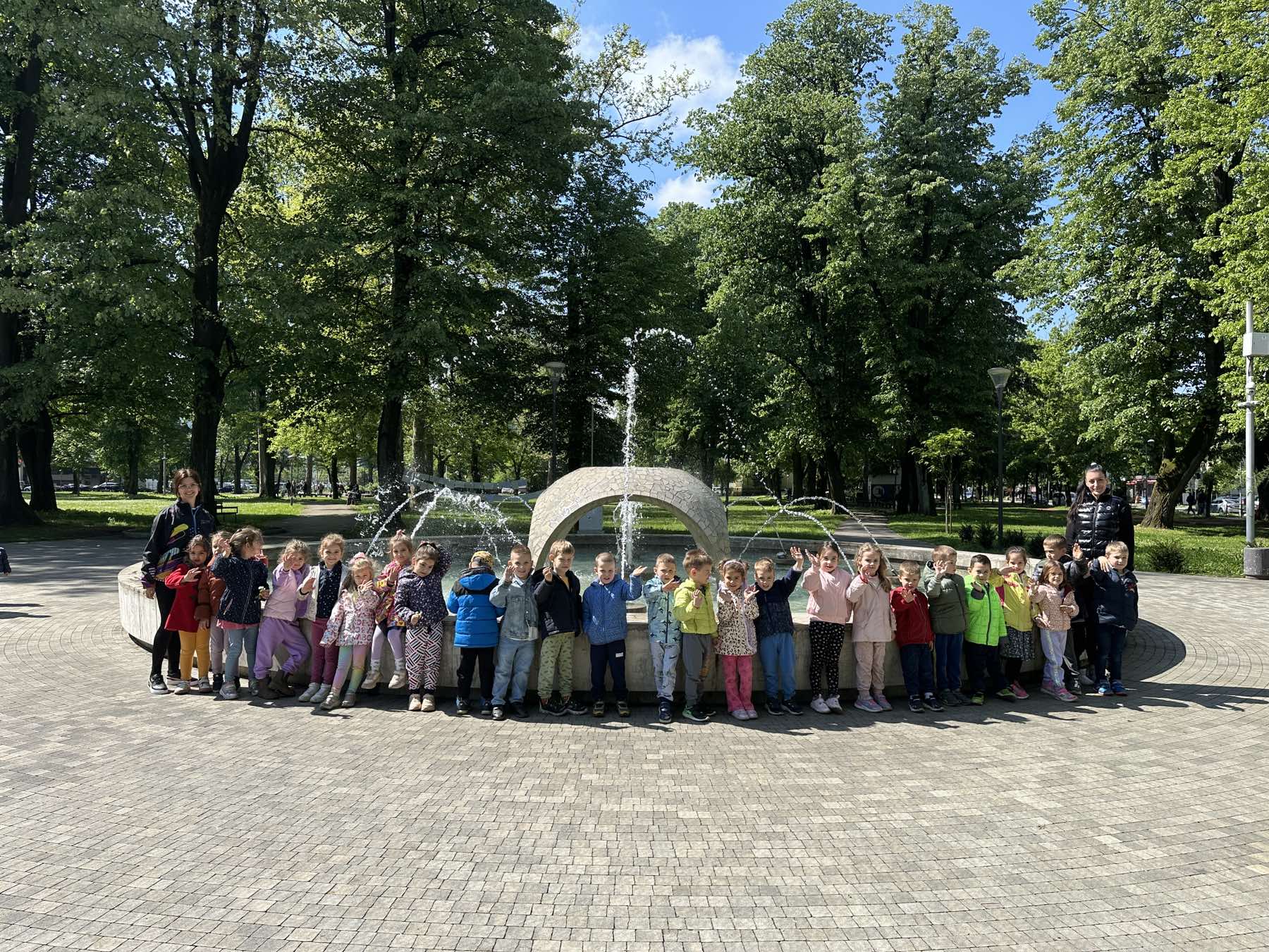 CRTALI BANJALUKU PA NAPRAVILI IZLOŽBU Mališani iz banjalučkog vrtića proslavili 22. april (FOTO)