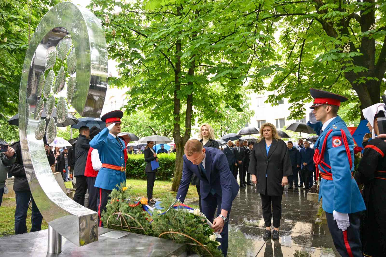 Stanivuković: Spomenik 12 beba čuva najdublju tamu koju je naš grad preživio (FOTO)