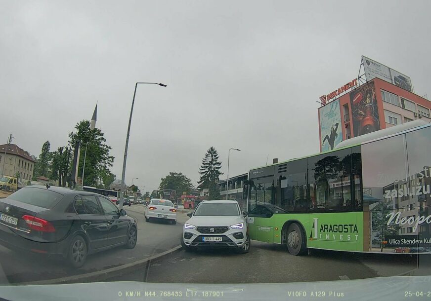 PONOVO KRIVI SMJER Nesreća u Banjaluci, kod NOVOG KRUŽNOG TOKA: Velika saobraćajna gužva, sudarila se 2 AUTOBUSA I AUTOMOBIL