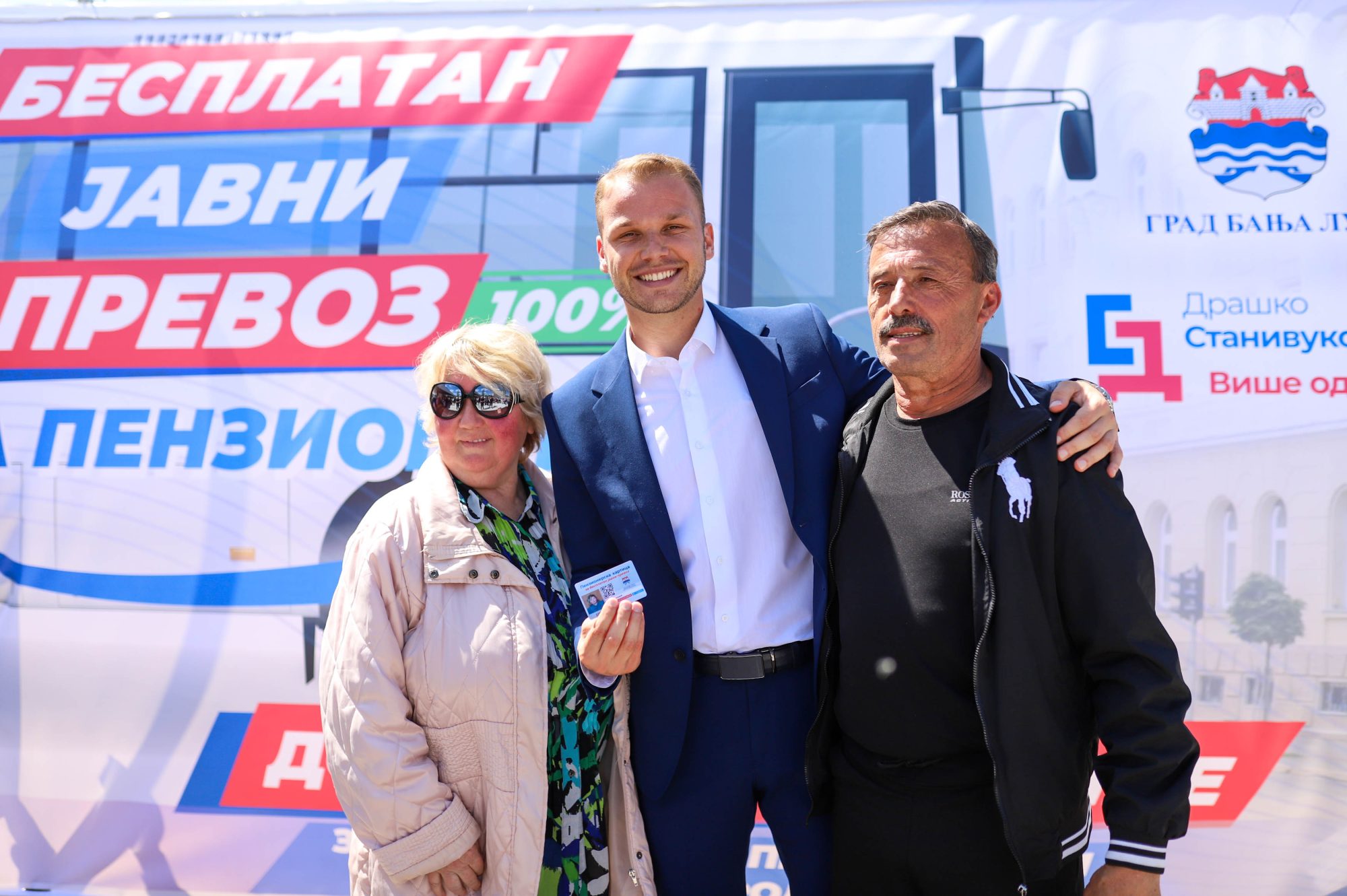 “NAŠE POLITIKE SU DOŽIVOTNE” Nastavljena podjela kartica za besplatni javni prevoz (FOTO)