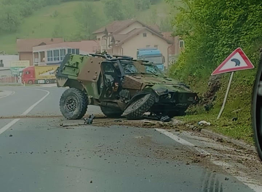 Povrijeđen vojnik i oštećeno vozilo EUFOR-a u Srebreniku (VIDEO)