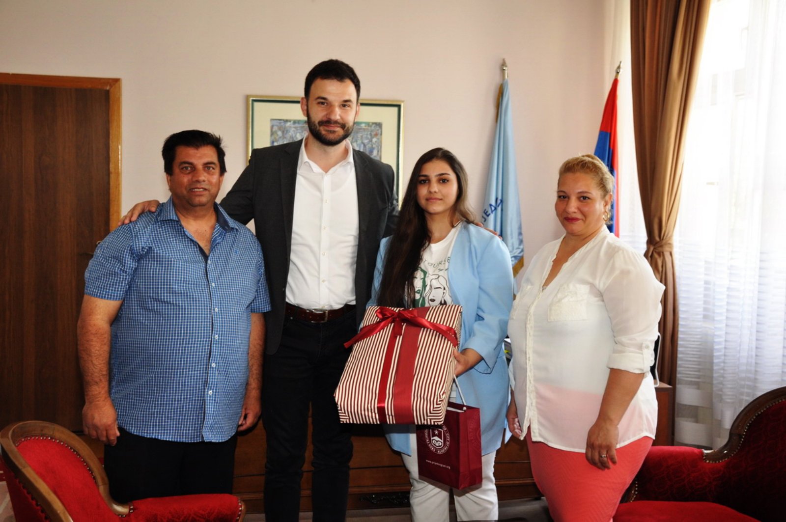 Gradonačelnik Prijedora uručio laptop učenici Medini Ćemal