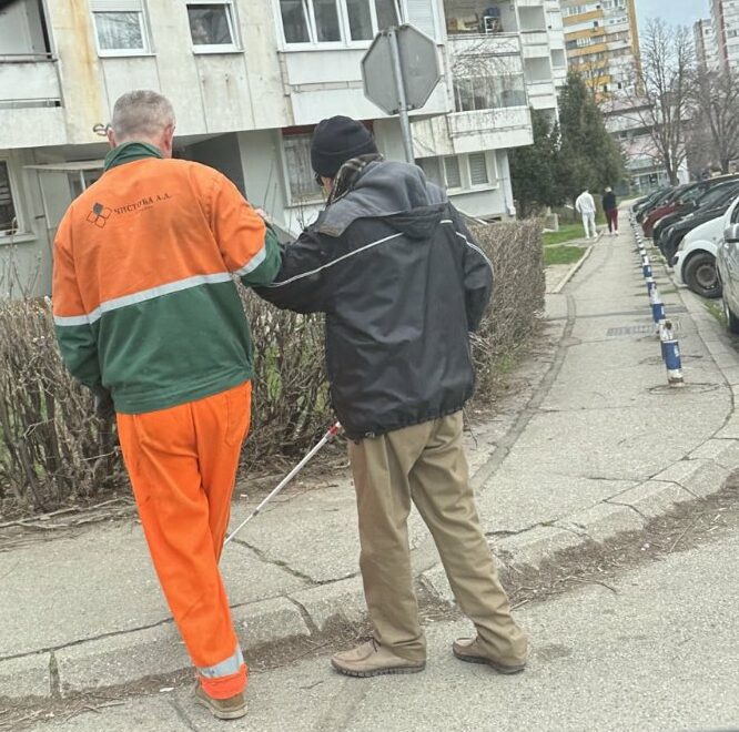 Radnik “Čistoće” pomogao slabovidom čovjeku da pređe ulicu