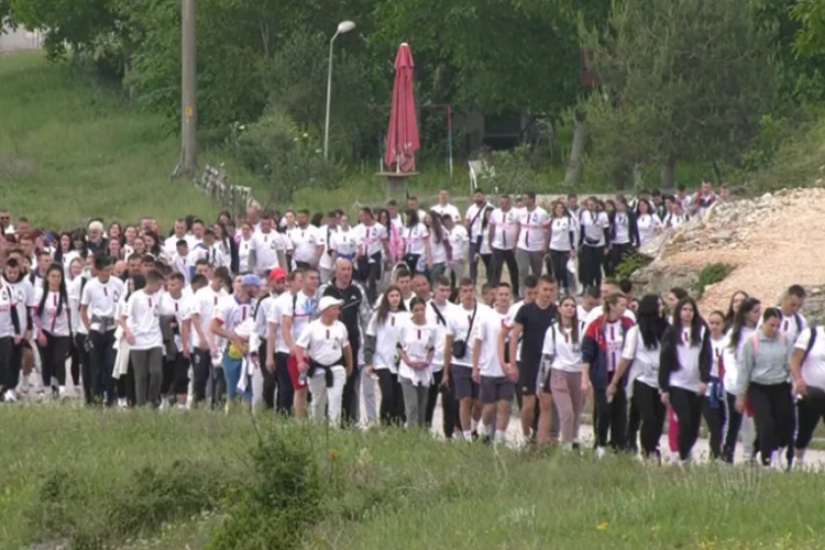 Puno srce, poštovanje i vjera : Stotine Hercegovaca koračaju ka Ostrogu