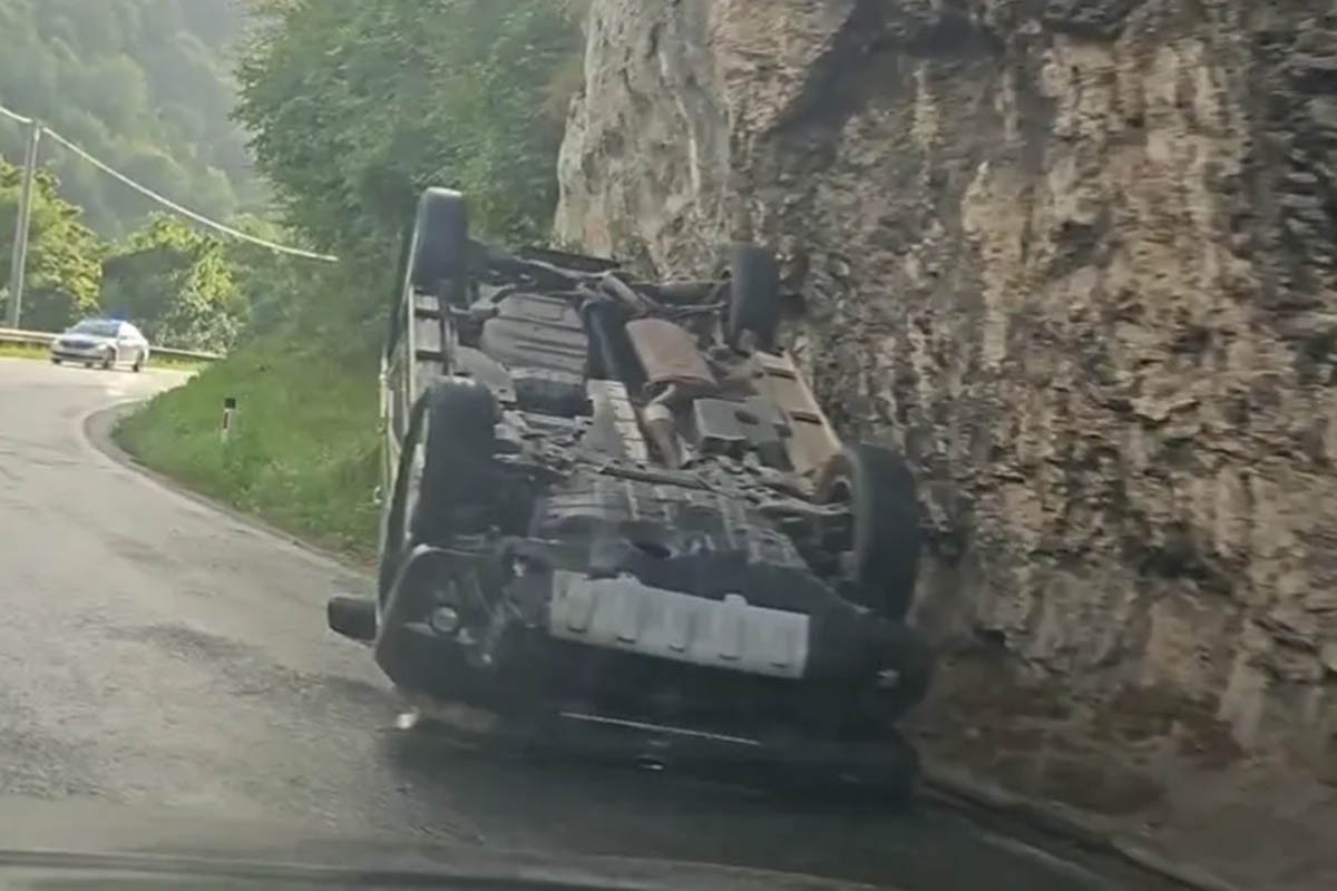 Saobraćajka u kanjonu Tijesno, automobil završio na krovu