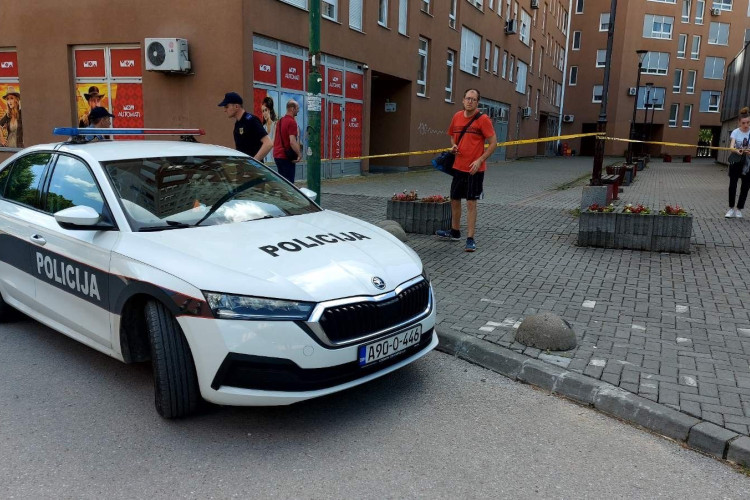 Tuzlak koji je ubio ženu i djecu ostavio i poruku na vratima stana