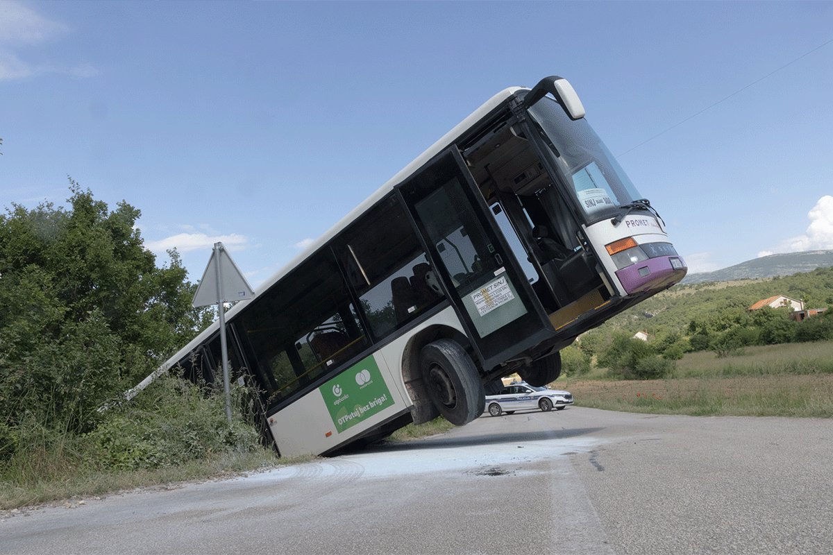 Zapalio se autobus pun đaka, pa sletio sa puta u Hrvatskoj