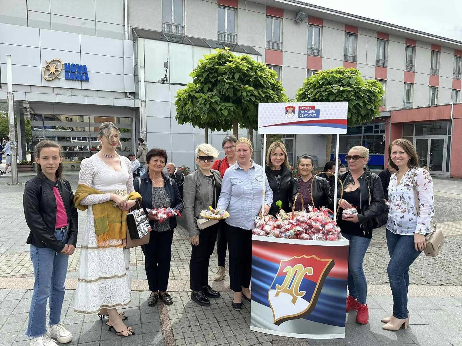 SDS Prijedor na gradskom trgu organizovao podjelu vaskršnjih jaja i darova (FOTO)