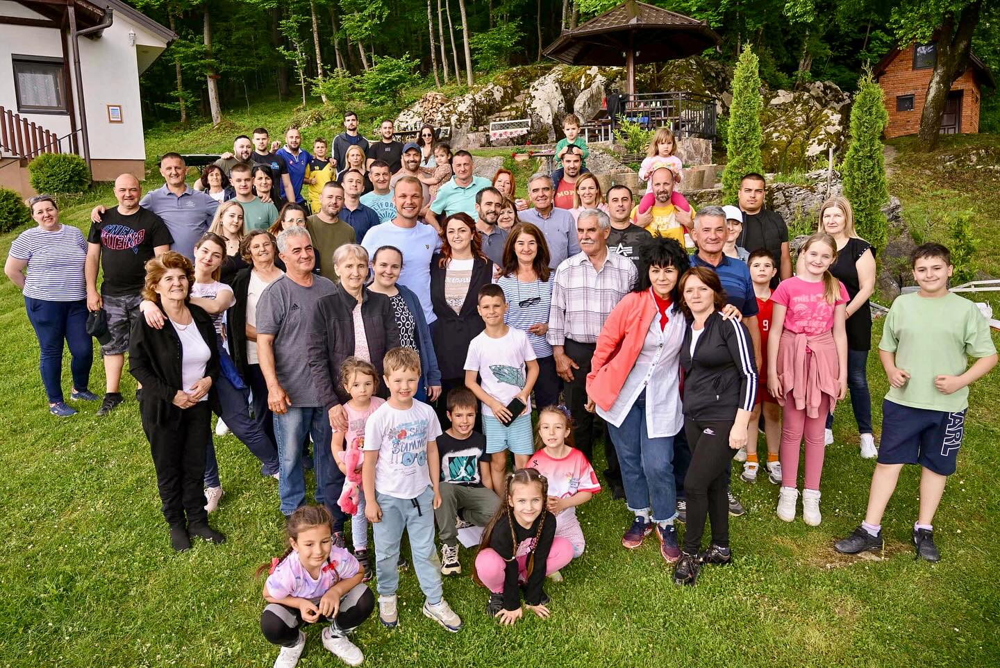 “Velike i složne porodice istinska snaga” Stanivuković na druženju sa Ćurlićima sa Ponira (FOTO)