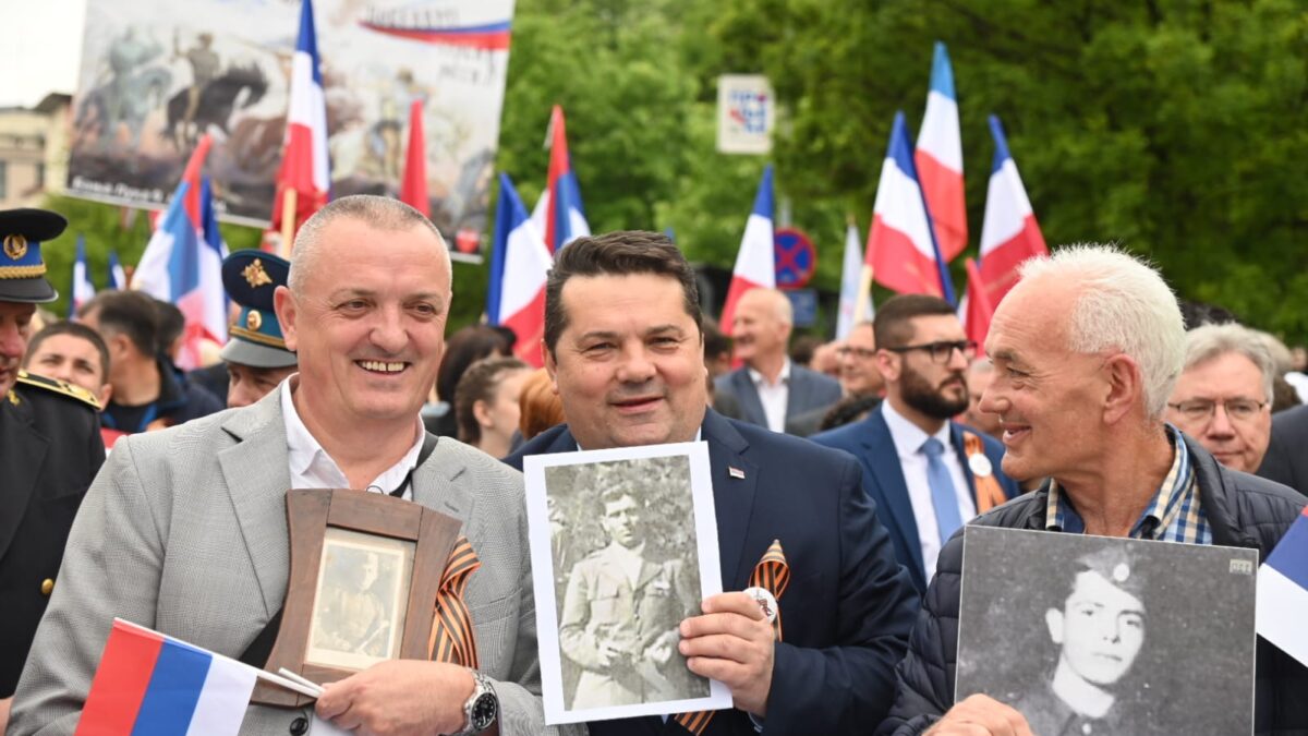 Stevandić na maršu “Besmrtnog puka” nosio sliku djeda Stevana koji je odveden u Mauthausen 