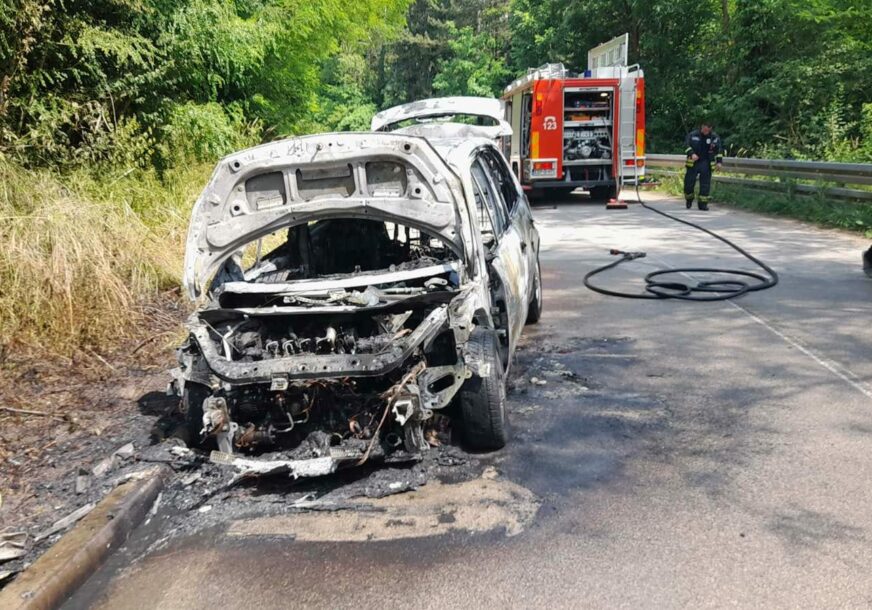 ŠTETA JE OGROMNA Izgorio automobil u banjalučkom naselju (FOTO)