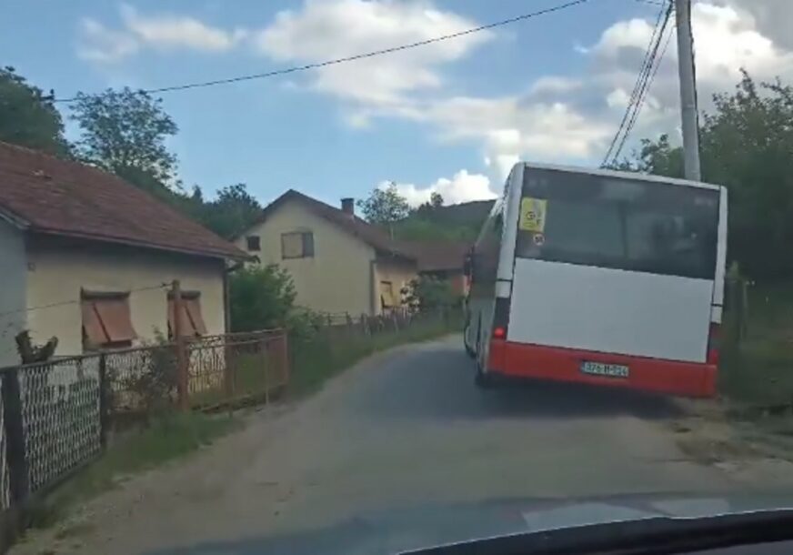 PUTNICI NASTAVILI PJEŠKE Autobus sletio u kanal u Debeljacima (VIDEO)