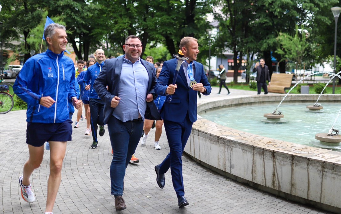 “PRIJATELJSTVO MEĐU SVIM NARODIMA” Baklja mira u Banjaluci (FOTO)