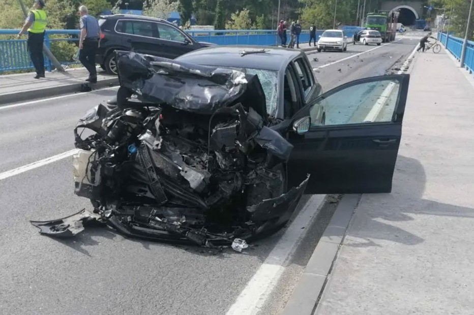 Drama u Jajcu: Ušao u golfa u kojem je bila žena, ona iskočila, on se zabio u drugi auto