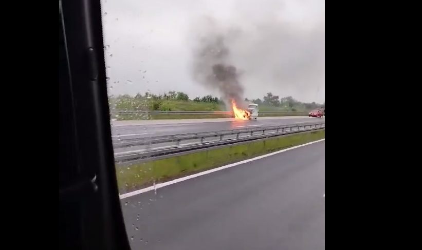 PLANUO AUTOMOBIL Na auto-putu Banjaluka – Doboj došlo do požara na vozilu (FOTO, VIDEO)