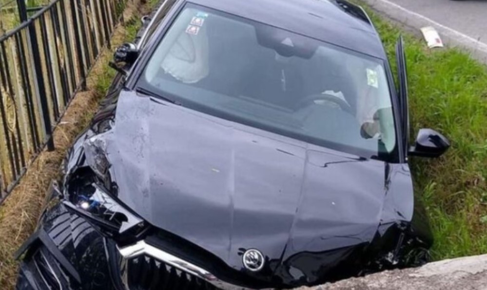 Nesreća u Banjaluci: “Škoda” završila u kanalu pored puta, povrijeđena žena koja je vozila
