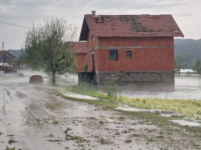 Јako nevrijeme zahvatilo Novi Grad, ogromna šteta u naselju Ravnice (VIDEO)