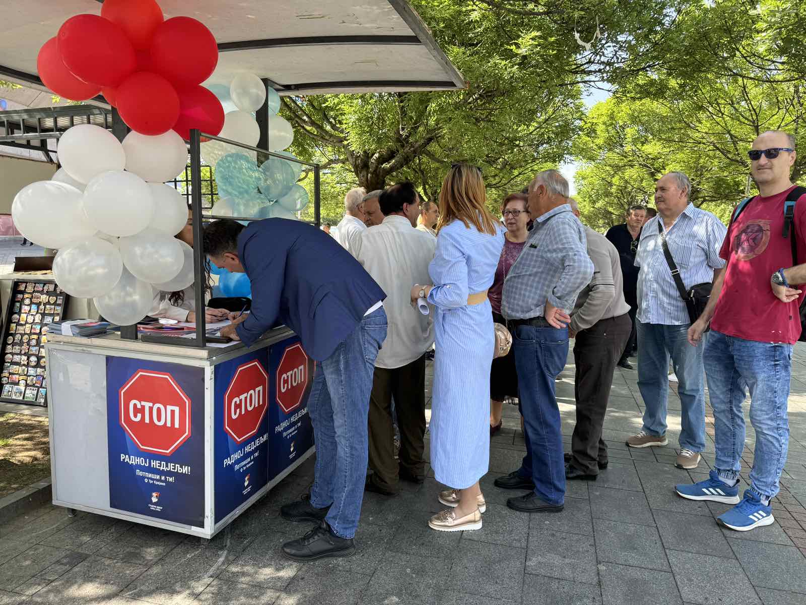 “DAN ZA PORODICU” U Banjaluci počelo potpisivanje peticije “Stop radnoj nedjelji!” (FOTO, VIDEO))