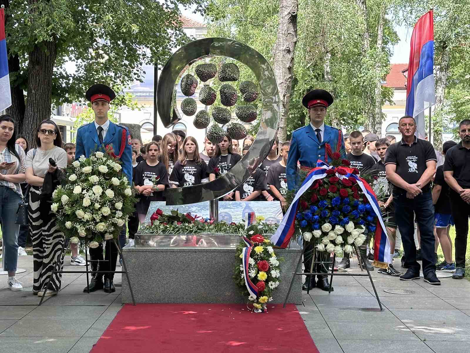 Banjaluka: Položeni vijenci i cvijeće na spomen-obilježje “Život” (FOTO)