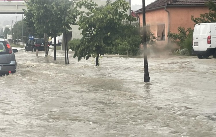 Banjaluka sabira štete: Voda ušla u kuće, vjetar raskrio krovove (FOTO)