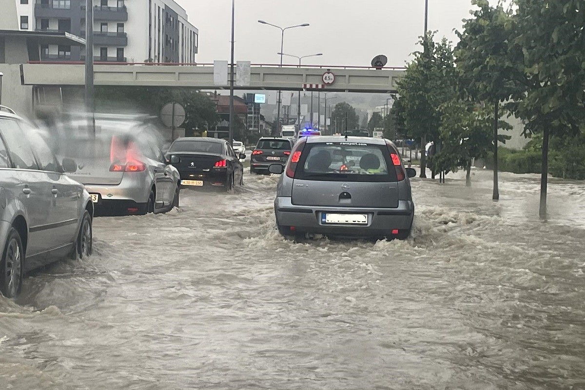 Banjalučke ulice pod vodom: Pogledajte posljedice nevremena (FOTO, VIDEO)