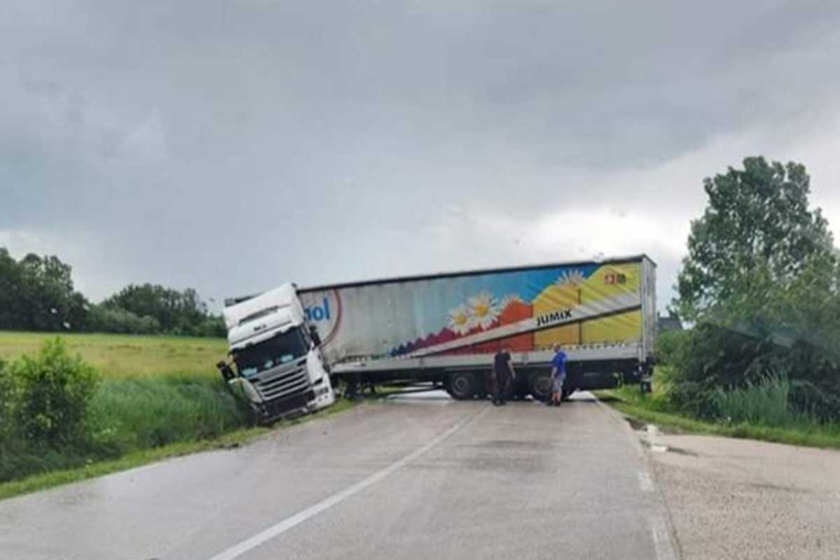 Kamion se popriječio preko magistrale, zatvoren saobraćaj