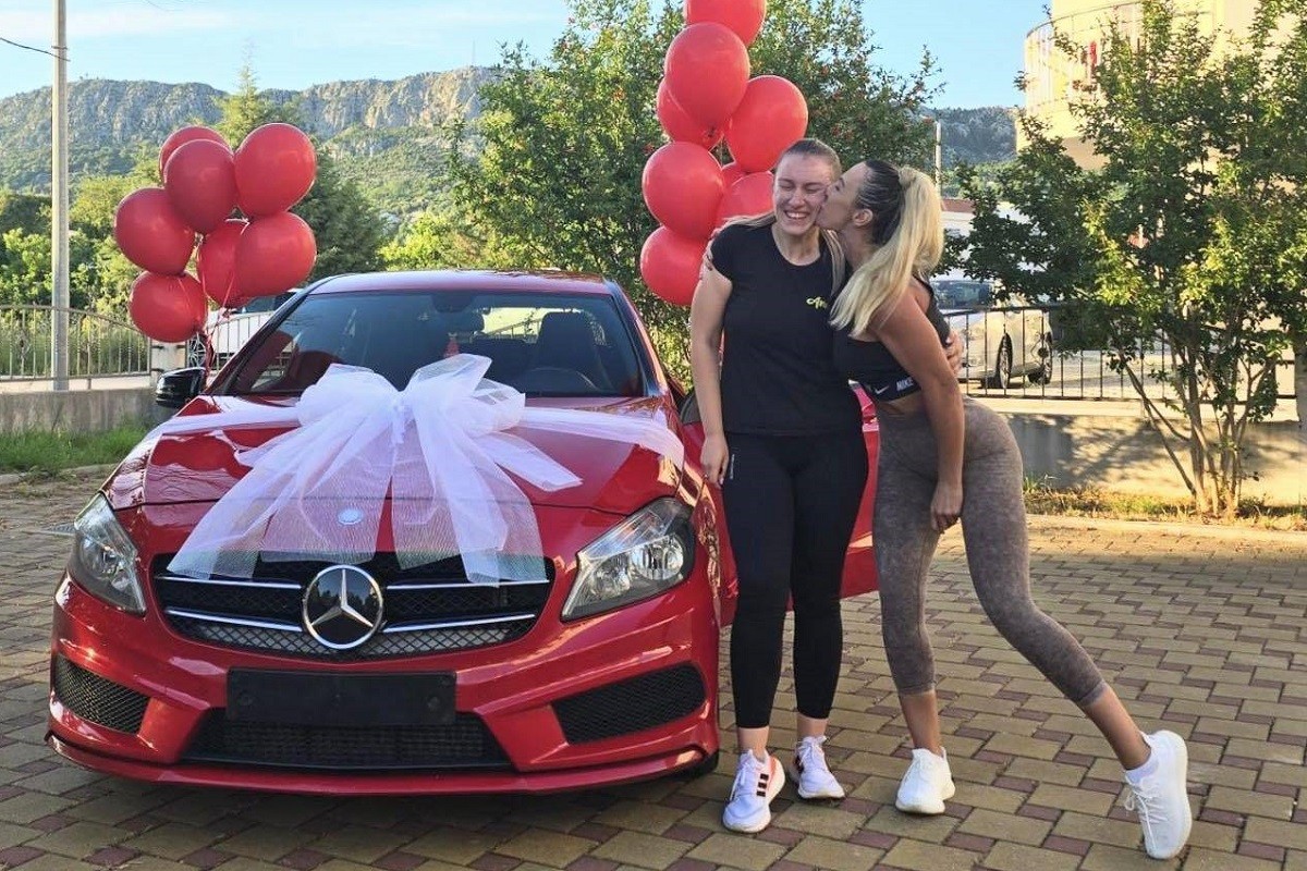 Šefica radnici poklonila novi Mercedes
