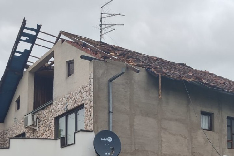 Posljedice nevremena u Srpcu: Naselja bez struje, kuće bez krovova (FOTO)