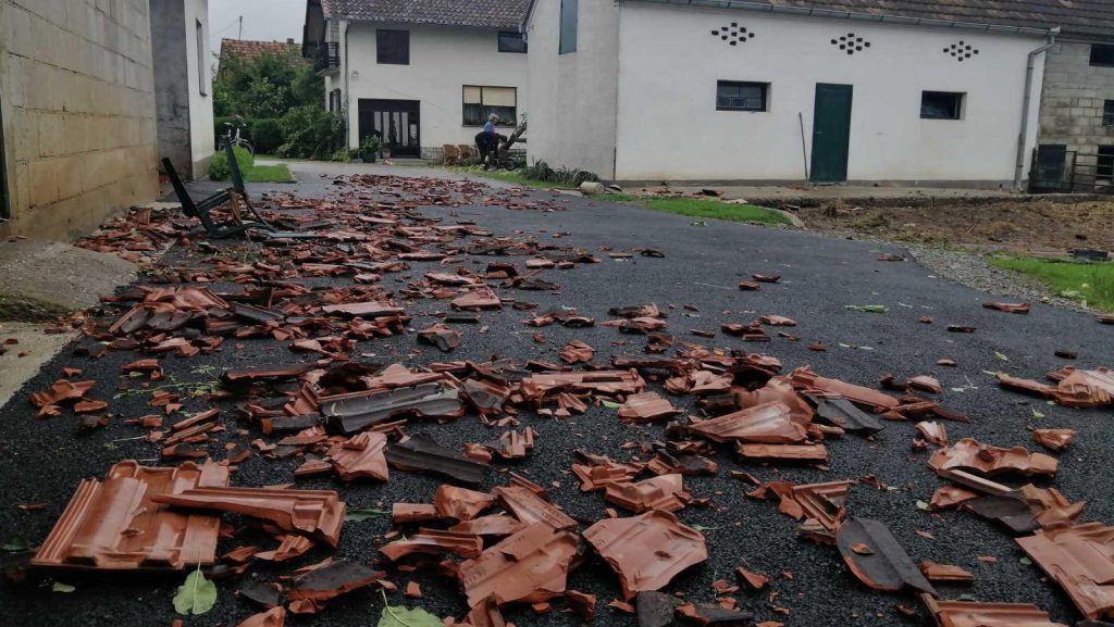 NEZAPAMĆENO NEVRIJEME: Vjetar kod Gradiške čupao drveće i nosio krovove (FOTO)