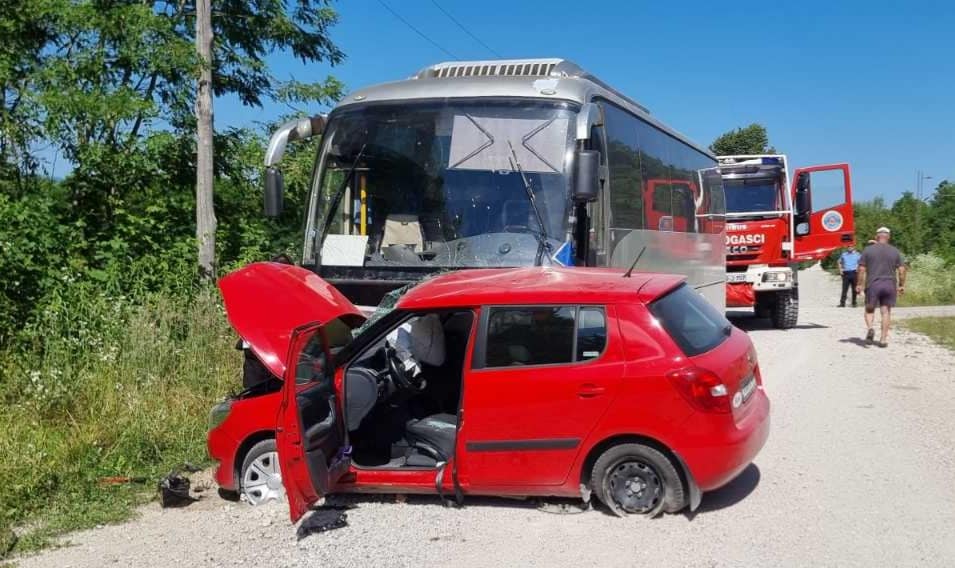 Poginula žena u sudaru automobila sa autobusom u Prijedoru