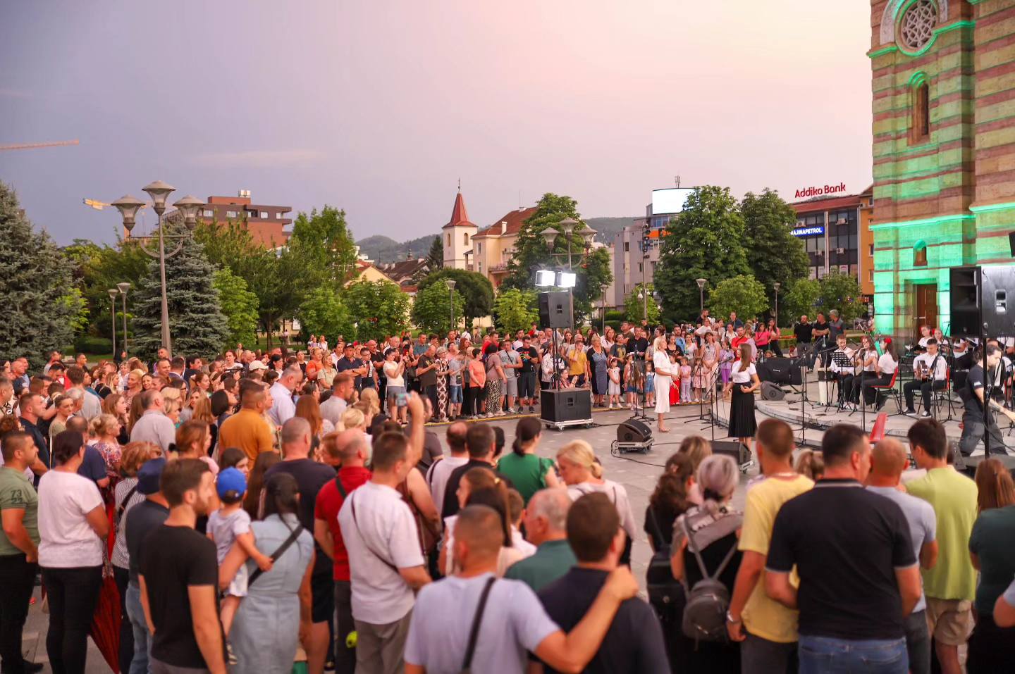 UZ PRISUSTVO VELIKOG BROJA GRAĐANA Održan Vidovdanski humanitarni bazar (FOTO)