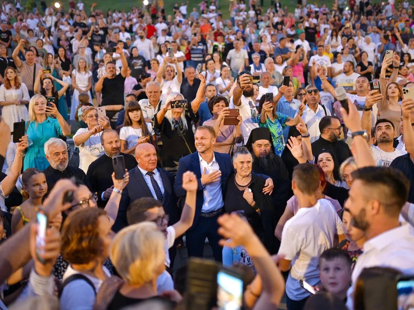 Nikad više ljudi u manastiru Gomionica povodom Vidovdana, gradonačelnik poslao jaku poruku (FOTO)