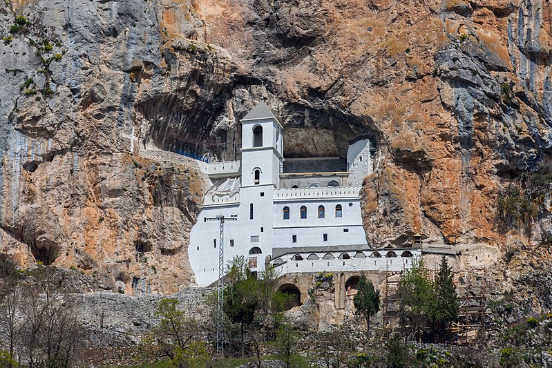 NIŠTA NIJE SVETO Opljačkan manastir Ostrog