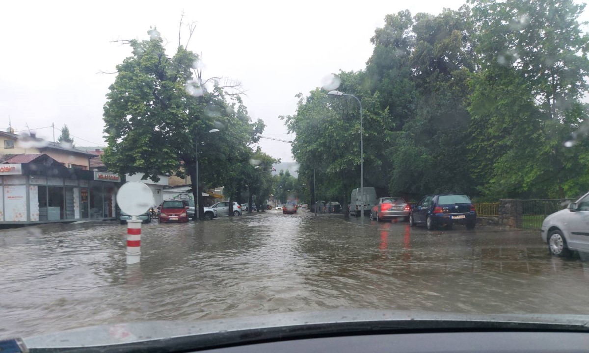 Nevrijeme u Banjaluci: Gradske ekipe na terenu, prijavite im problem