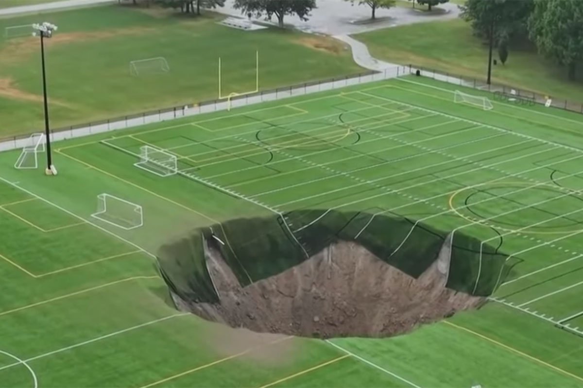 Ogromna rupa progutala dio fudbalskog igrališta u SAD (VIDEO)